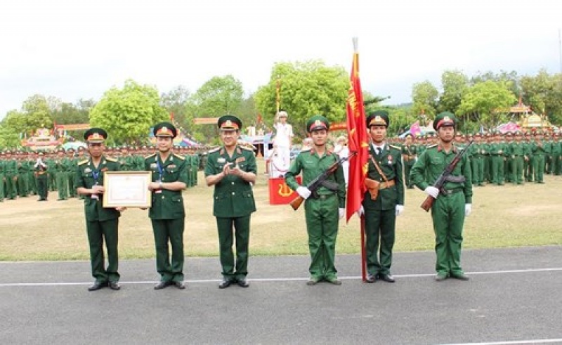 Trung đoàn 12 đón nhận Huân chương Bảo vệ Tổ quốc hạng ba
