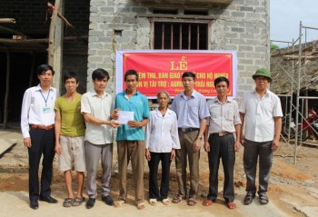 Phú Lương: Trao 100 triệu đồng hỗ trợ xây nhà ở cho hộ nghèo