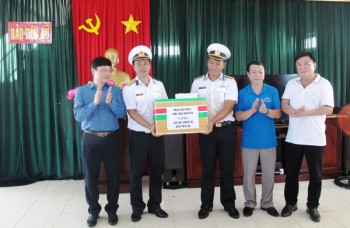 Đoàn công tác tỉnh Thái Nguyên tặng quà quân và dân Huyện đảo Trường Sa