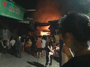 Hỏa hoạn trong đêm, nhiều ki ốt trong chợ ở Nghệ An bị thiêu rụi