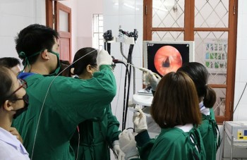 Bệnh viện Trung ương Thái Nguyên: Nội soi gắp vắt trong khí quản bệnh nhân