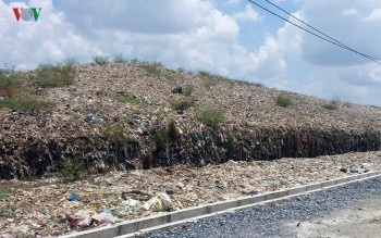 Hàng trăm hộ dân bức xúc vì phải gánh chịu 2 bãi rác “khủng” ở Bến Tre