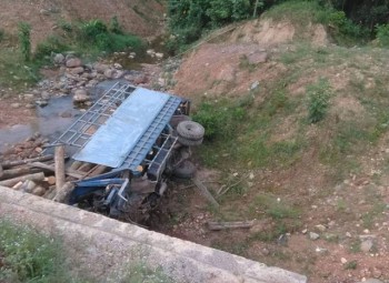 Hà Tĩnh:  Xe tải lao xuống suối, 2 người tử vong