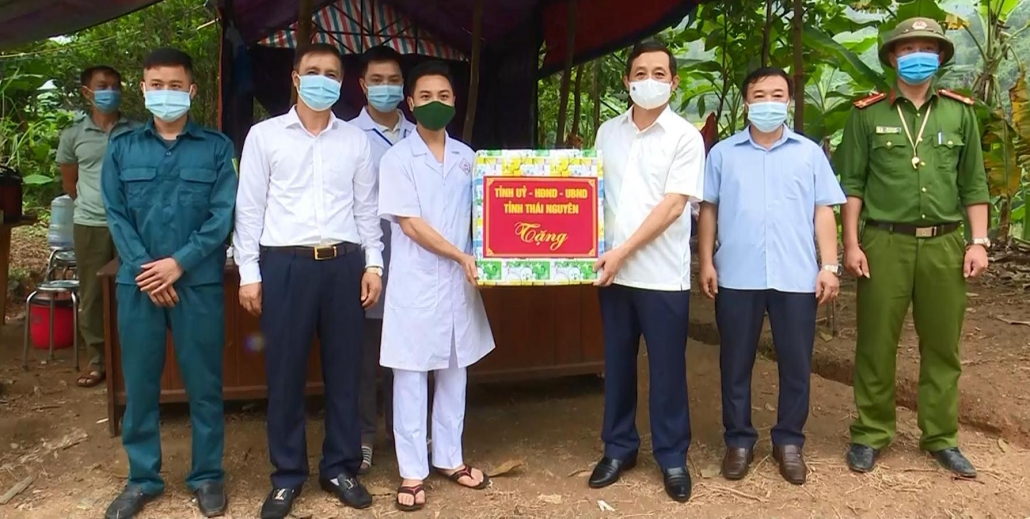 Đồng chí Phó Bí thư Thường trực Tỉnh ủy thăm và tặng quà chốt chống dịch COVID-19 tại huyện Định Hóa - đã psts 17.5