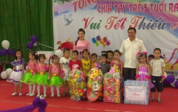 Lãnh đạo tỉnh thăm, tặng quà trẻ em nhân Ngày Quốc tế Thiếu nhi