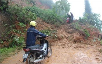 Sạt lở đất đá tại Hà Giang khiến giao thông tê liệt