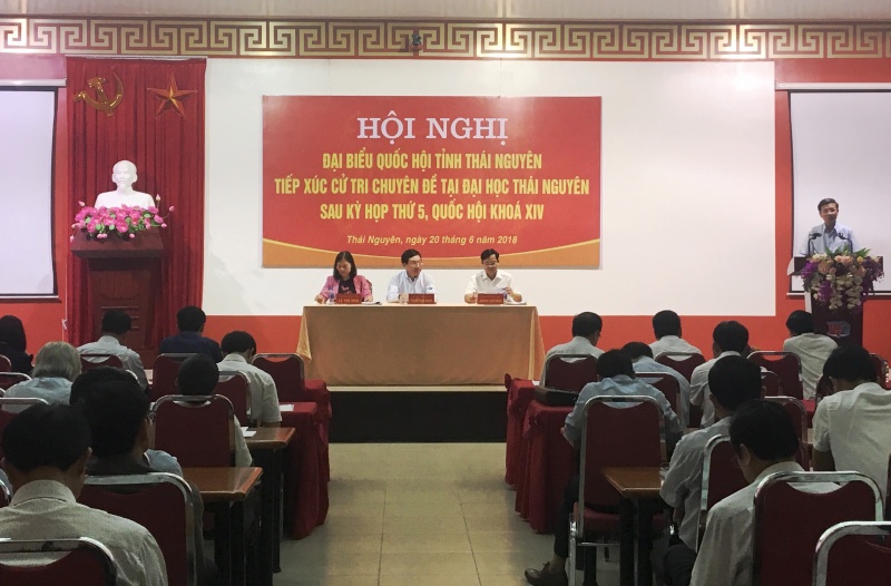 Phó Thủ tướng Phạm Bình Minh tiếp xúc cử tri tại Đại học Thái Nguyên
