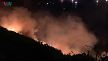 Hơn 200 cán bộ chiến sĩ khống chế đám cháy trên bán đảo Sơn Trà