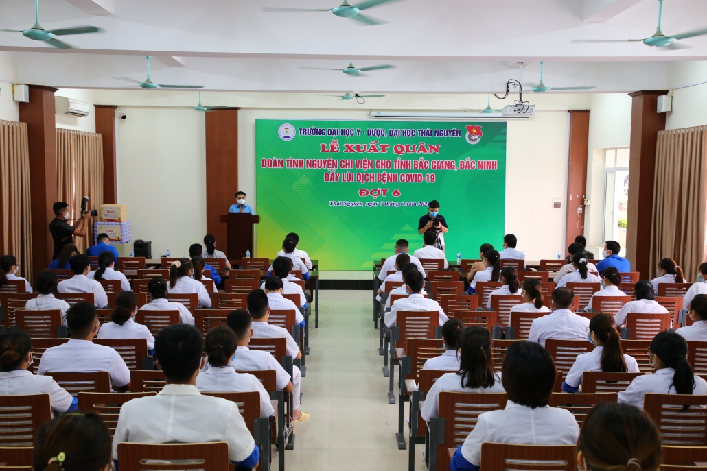 Nữ sinh tình nguyện tham gia chống dịch tại tâm dịch Bắc Ninh