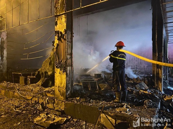 Cháy lớn thiêu rụi phòng trà tại thành phố Vinh, 6 người tử vong