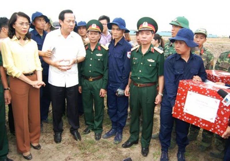 Thăm, động viên cán bộ, chiến sĩ tham gia tìm kiếm, quy tập hài cốt liệt sĩ ở khu vực Sân bay Tân Sơn Nhất