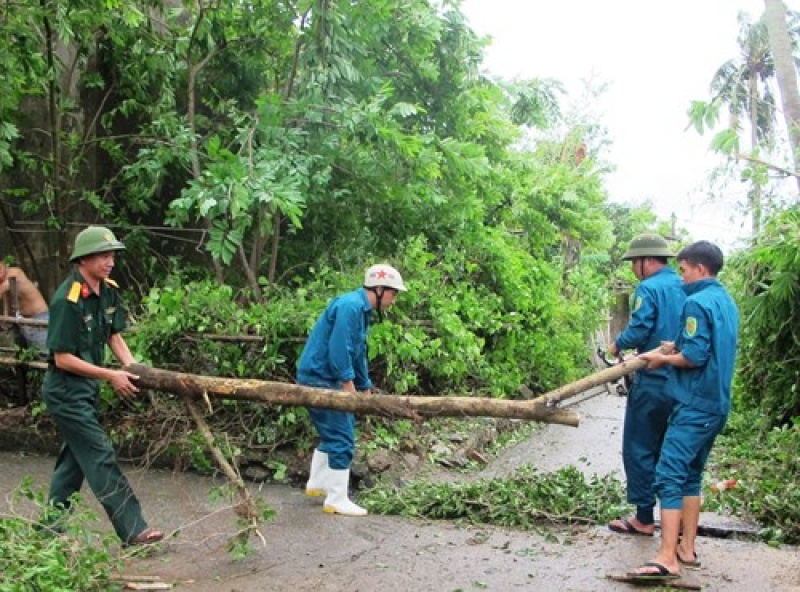 LLVT Quân khu 4: Tích cực giúp dân khắc phục hậu quả bão số 2
