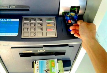 Ngân hàng Nhà nước yêu cầu dừng tăng phí rút tiền nội mạng ATM