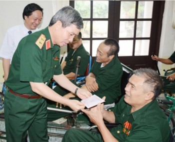 Thủ trưởng Tổng cục Chính trị thăm, tặng quà thương binh, bệnh binh tại Trung tâm Điều dưỡng thương binh Duy Tiên
