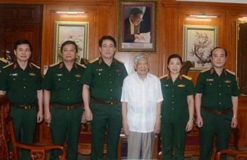 Thượng tướng Lương Cường thăm, tặng quà nguyên Tổng Bí thư Lê Khả Phiêu và các đồng chí nguyên Chủ nhiệm Tổng cục Chính trị