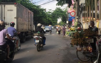 TP Thái Nguyên: Tái diễn tình trạng họp chợ lấn chiếm lòng lề đường, vỉa hè đường Bến Oánh