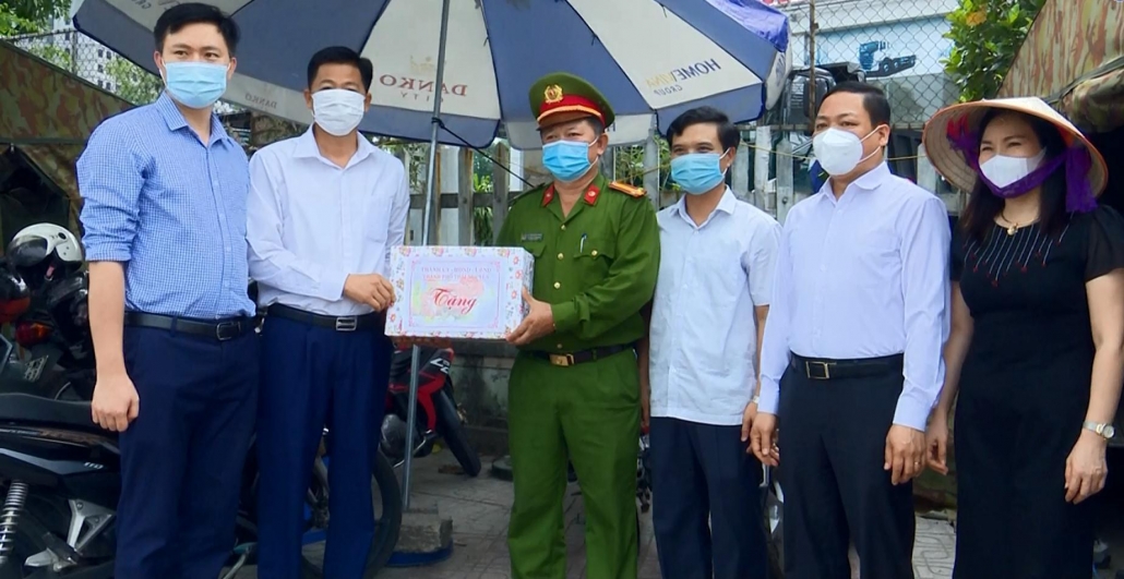 Đồng chí Bí thư Thành ủy Thái Nguyên tặng quà các chốt kiểm dịch