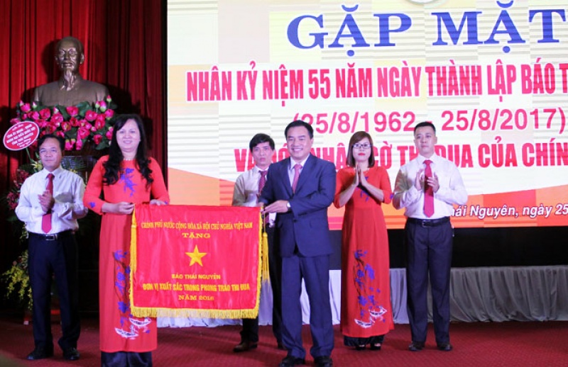 Báo Thái Nguyên đón nhận Cờ thi đua của Chính phủ