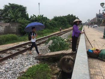 Nhiều vi phạm hành lang an toàn giao thông đường sắt tuyến Hà Nội - Thái Nguyên
