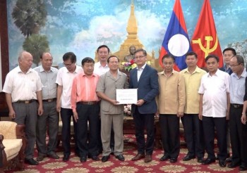 Hội Hữu nghị Việt Nam – Lào tỉnh Thái Nguyên trao tiền hỗ trợ cho nhân dân huyện Xunamxay - Lào