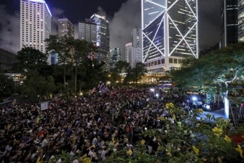 Sinh viên Hong Kong biểu tình trong đêm, kêu gọi Mỹ, Anh ủng hộ