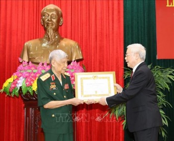 Tổng Bí thư, Chủ tịch nước Nguyễn Phú Trọng trao Huy hiệu 70 năm tuổi Đảng tặng nguyên Tổng Bí thư Lê Khả Phiêu