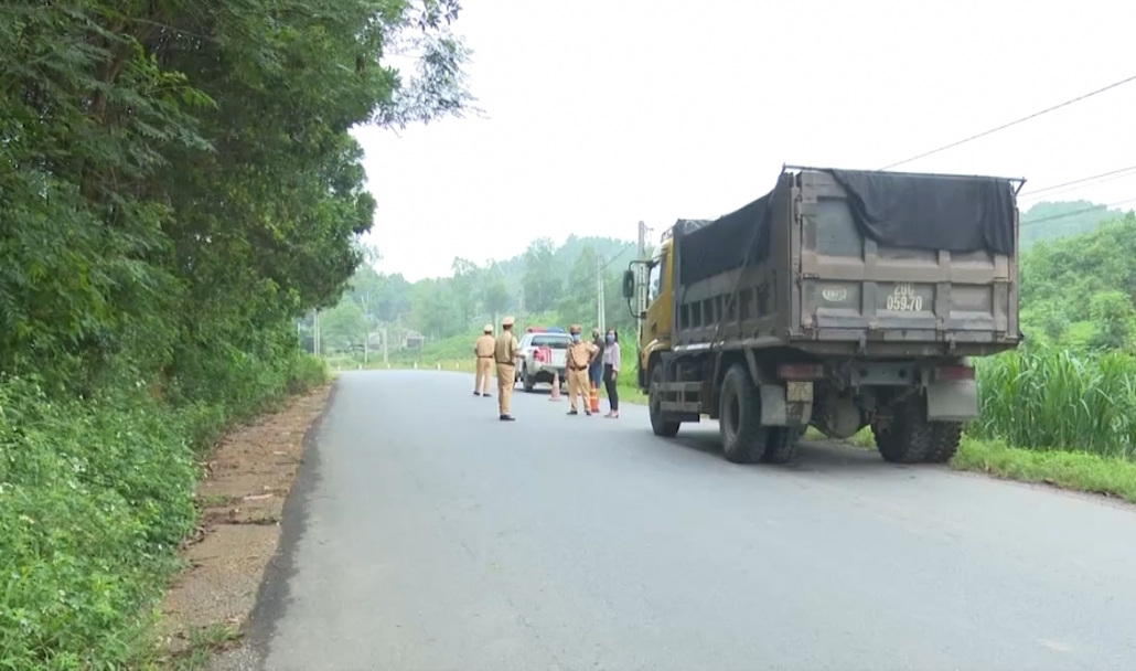 Xử lý xe quá tải trên tuyến đường Hóa Thượng - Hòa Bình - đã ps cam 18.8