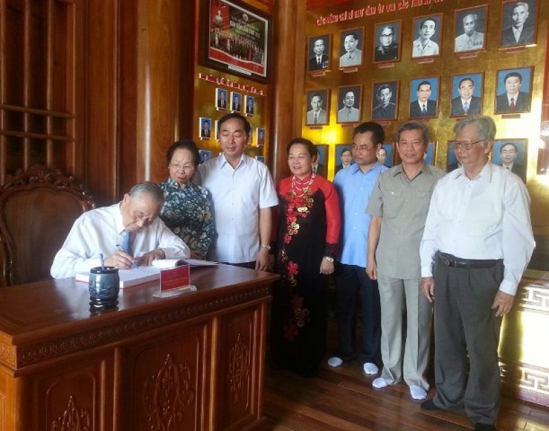 Các đồng chí nguyên lãnh đạo Đảng, Nhà nước dâng hương tại Nhà truyền thống Tỉnh ủy