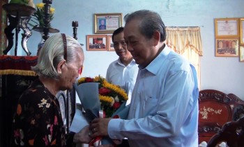 Phó Thủ tướng Trương Hòa Bình thăm Mẹ Việt Nam anh hùng