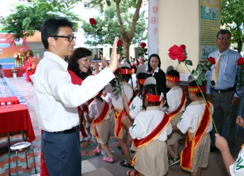 Phó Thủ tướng đón học sinh tựu trường