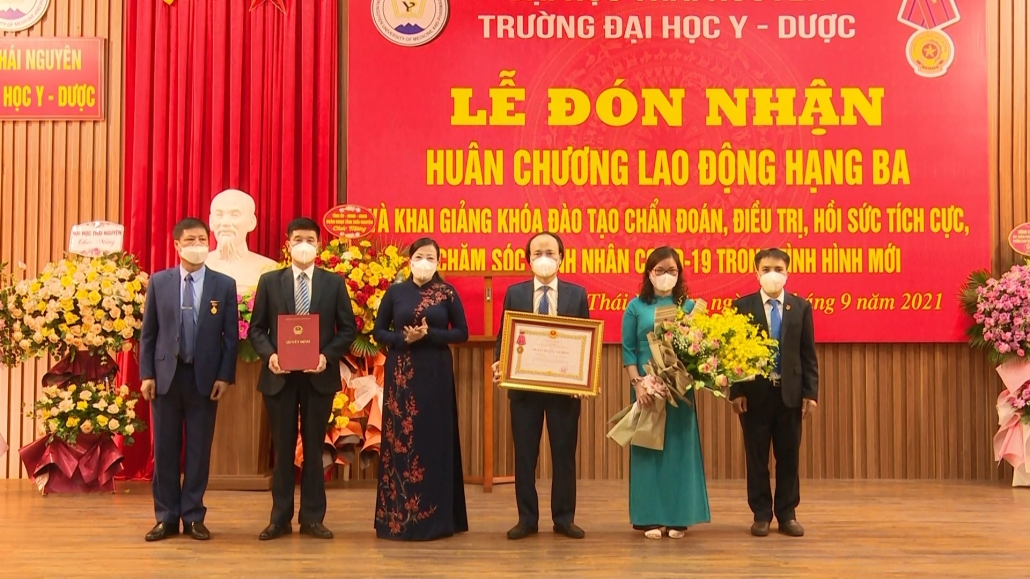 Đại học Y – Dược, Đại học Thái Nguyên đón nhận Huân chương Lao động hạng Ba - đã psts 1.9