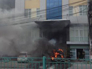 Ô tô bốc cháy dữ dội tại trụ sở Công an phường