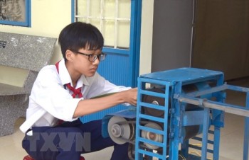 Học sinh lớp 9 chế tạo máy chuốt lá dừa đạt hiệu quả cao