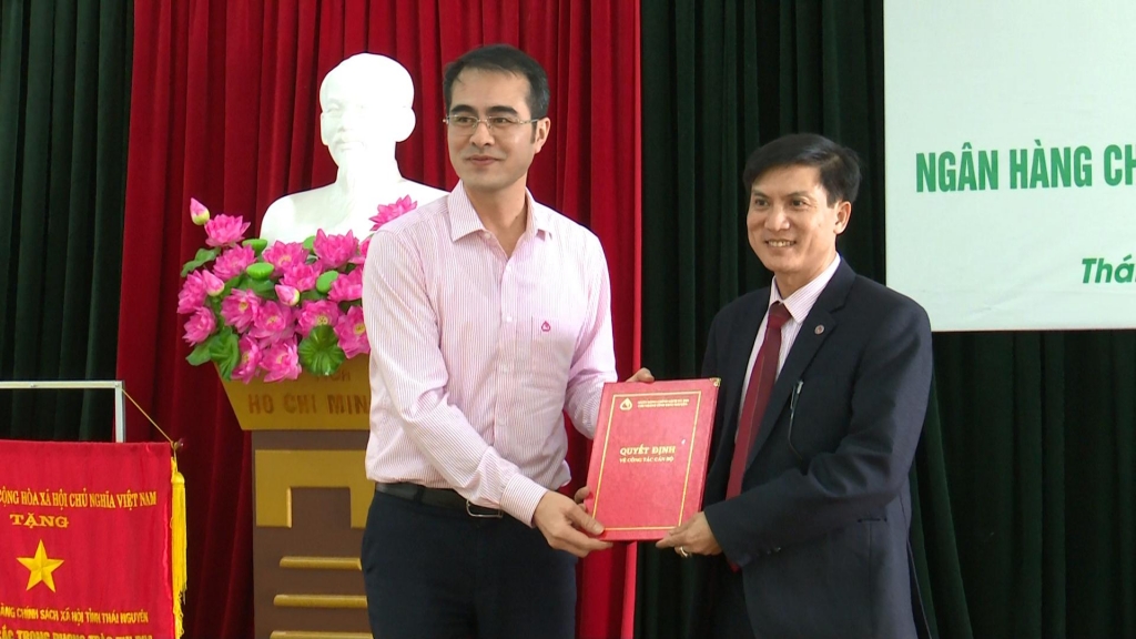 Trao Quyết định bổ nhiệm Giám đốc Ngân hàng Chính sách xã hội tỉnh Thái Nguyên