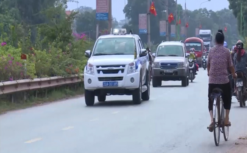 Cảnh sát giao thông Thái Nguyên đón, dẫn đoàn người về quê