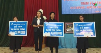 Chủ tịch Hội Liên hiệp Phụ nữ Việt Nam thăm và tặng quà tại huyện Định Hóa