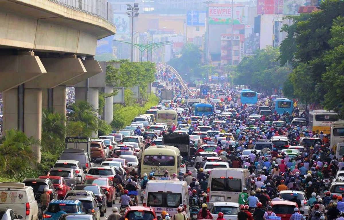 Các phương tiện giao thông gia tăng từ 4-5%/năm, vì vậy tình trạng ùn tắc giao thông trên địa bàn thành phố là không thể tránh khỏi và diễn biến ngày càng phức tạp. (Ảnh: CTV/Vietnam+)