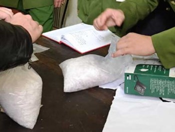3 nam thanh niên giao dịch gần 2kg ma túy đá trong nhà nghỉ