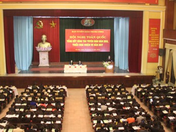 Ông Đinh Thế Huynh dự Hội nghị tổng kết công tác tuyên giáo năm 2016