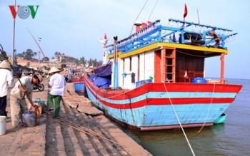 Quảng Nam: Hàng trăm tàu cá nằm bờ do cửa biển bị bồi lấp