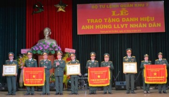 Bộ tư lệnh Quân khu 7 trao danh hiệu Anh hùng LLVT nhân dân tặng các tập thể