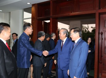 Phó Thủ tướng Thường trực thăm Đại sứ quán và cộng đồng người Việt Nam tại Lào