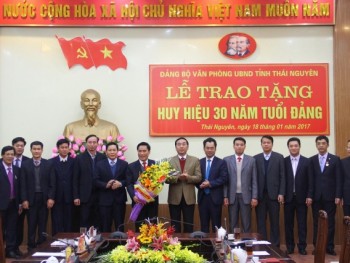 Trao tặng Huy hiệu 30 năm tuổi Đảng cho đồng chí Chủ tịch Ủy ban Nhân dân tỉnh.