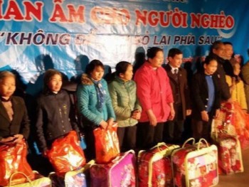 Trung tâm Văn hóa tỉnh Thái Nguyên tặng chăn ấm cho người nghèo xã Linh Thông, huyện Định Hóa