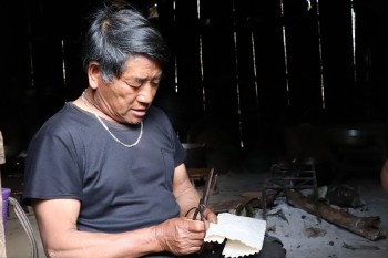 Tết của người Mông: Cấm ăn cơm chan canh, tiêu tiền, thổi bếp lửa
