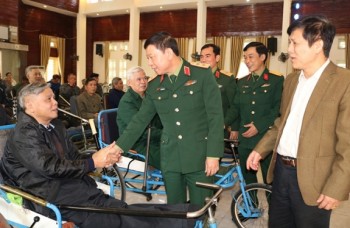 Trung tướng Lê Hiền Vân thăm, tặng quà thương binh nặng