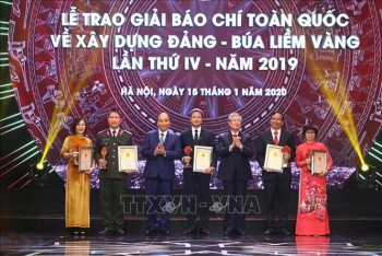 Thủ tướng dự Lễ công bố và trao Giải Búa liềm vàng lần thứ IV