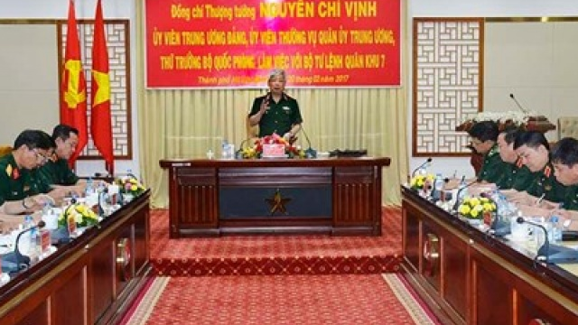 Thượng tướng Nguyễn Chí Vịnh làm việc với Bộ tư lệnh Quân khu 7