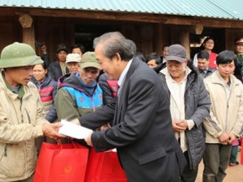 Phó Thủ tướng Trương Hòa Bình thăm người dân vùng lũ tỉnh Hòa Bình