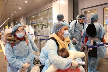 48 công dân Việt Nam từ Trung Quốc về đến sân bay Vân Đồn